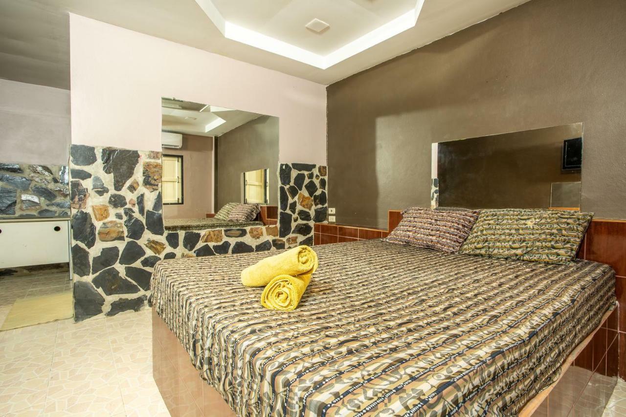 Diane Hotel Phetcsaburi Kültér fotó